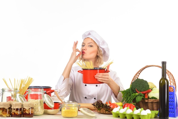 Kobieta przygotowująca danie w kuchni